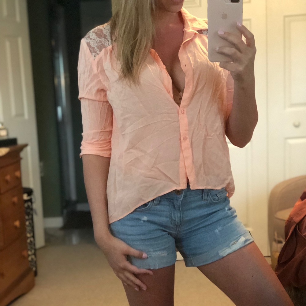 Peach buttoned down top w/ lace